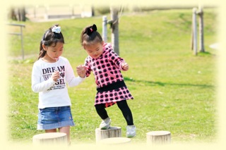 公園で遊ぶ子ども